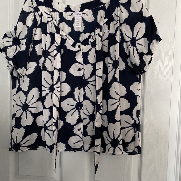 BNWOT - Navy and White Floral Top - Picture 6 of 8